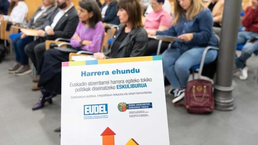 Manual para diseñar políticas de acogida a personas extranjeras en Euskadi.