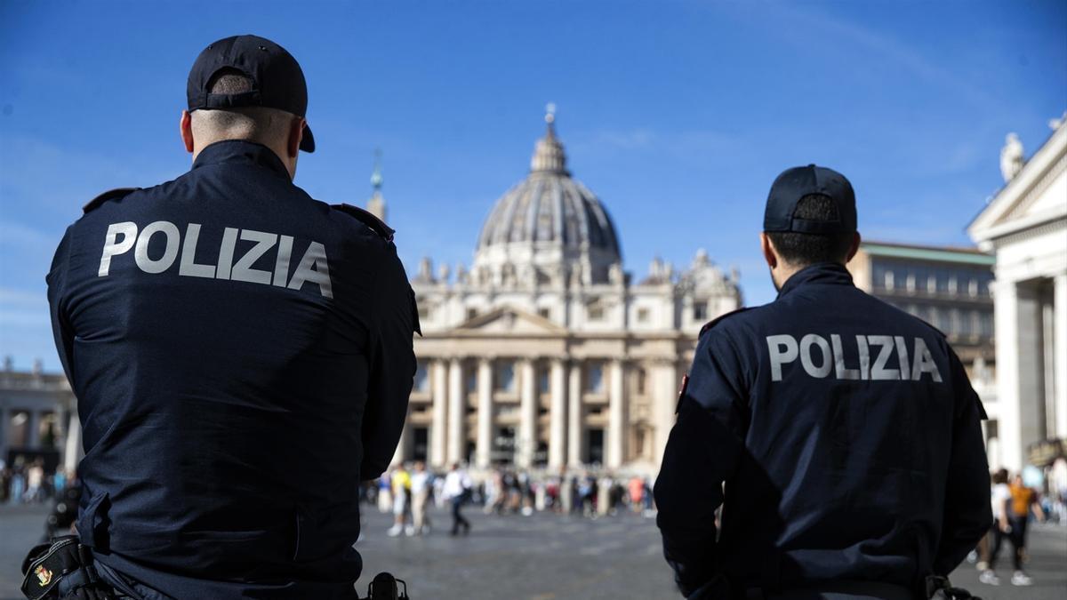 Imagen de archivo de dos agentes de la Policía italiana en la plaza de San Pedro, en la Ciudad del Vaticano.