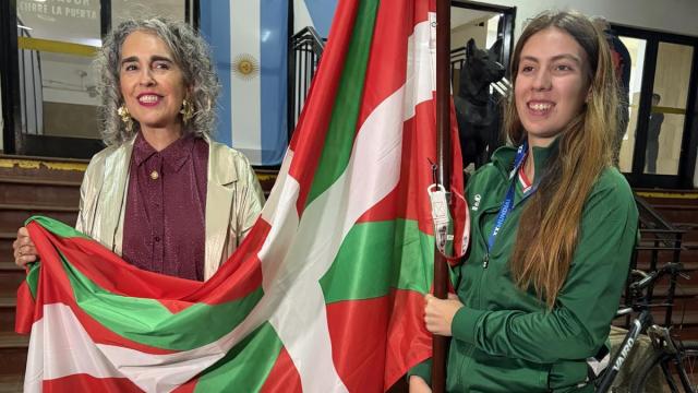 La vicelehendakari, Ibone Bengoetxea, arropa a Euskal Selekzioa en la inauguración del Mundial de Pelota en Argentina.