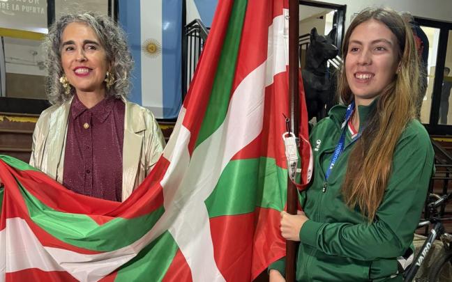 La vicelehendakari, Ibone Bengoetxea, arropa a Euskal Selekzioa en la inauguración del Mundial de Pelota en Argentina.