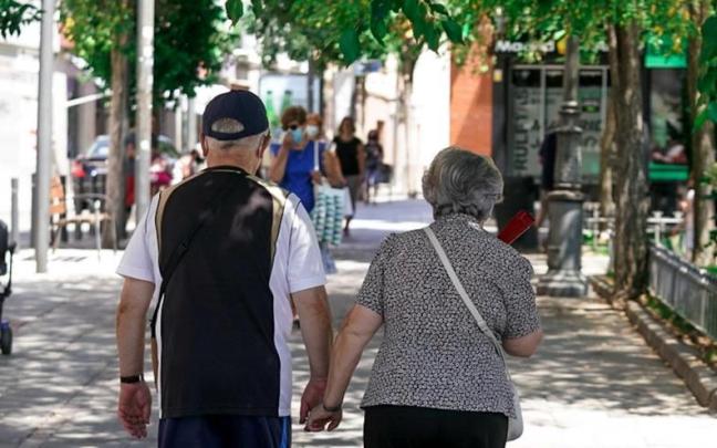 Una pareja pasea por la calle.
