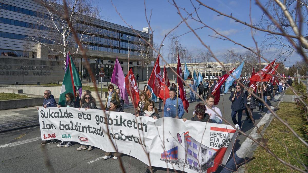 Vista de una manifestación del personal de limpieza y cocina de educación pública vasca durante la tercera jornada de huelga.