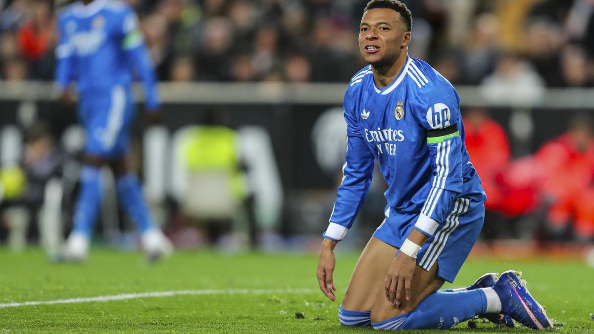 Mbappé se lamenta de una ocasión perdida.