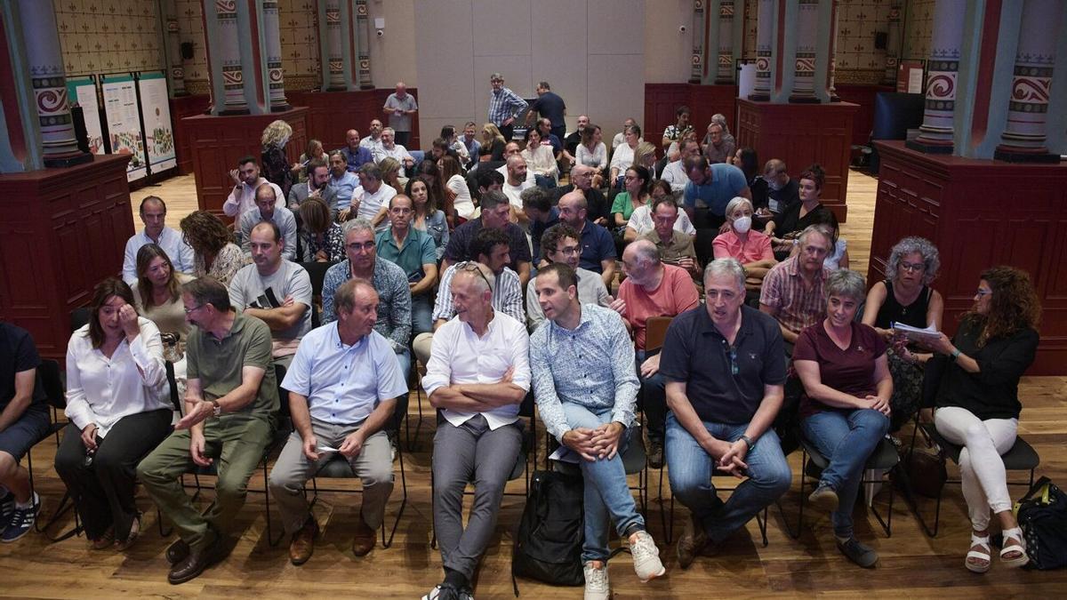 Imagen general de la asamblea, que ha tenido lugar por primera vez en la antigua iglesia de las Salesas, nueva sede de la MCP.