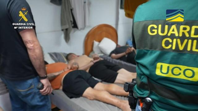 La UCO de la Guardia Civil desmantela seis fábricas ilegales de tabaco con 50 detenidos y 23 registros en varias provincias.