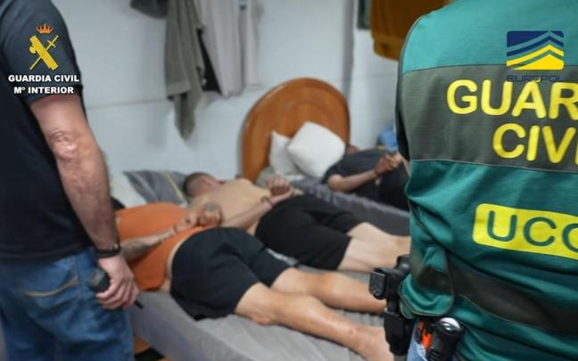 La UCO de la Guardia Civil desmantela seis fábricas ilegales de tabaco con 50 detenidos y 23 registros en varias provincias.