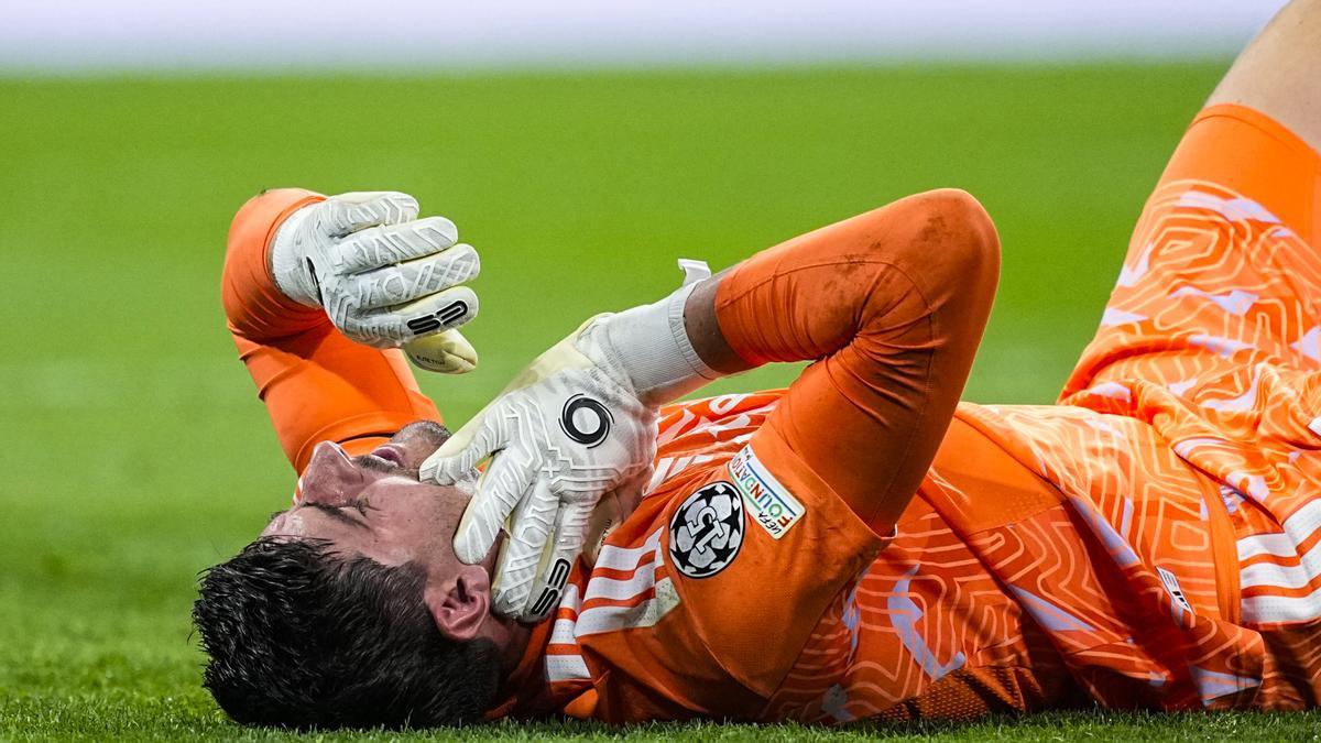 Courtois se duele de un golpe.