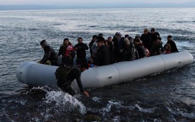 Una embarcación con migrantes llega a la isla griega de Lesbos Una embarcación con migrantes llega a la isla griega de Lesbos