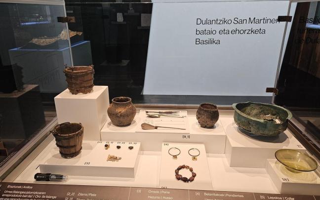 Bibat Arabako Arkeologia Museoak Dulantziko San Martin aztarnategiari eskainitako beira-arasa bat jarri du.