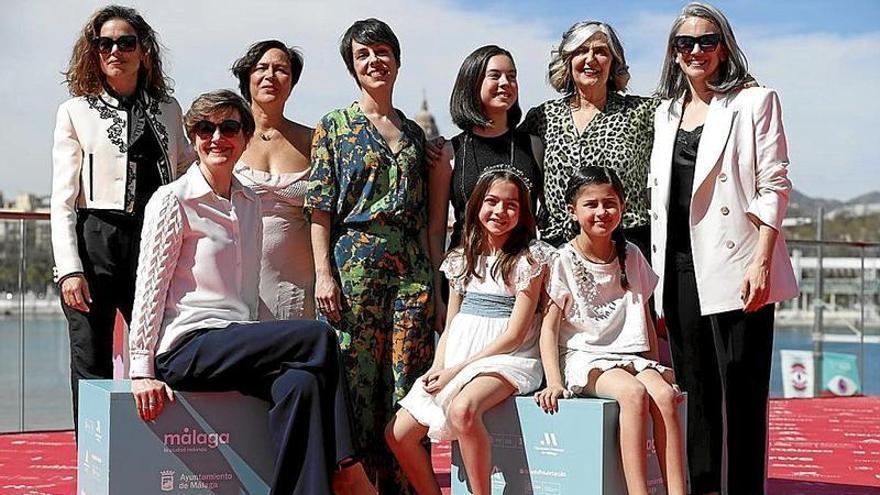 La directora vasca, junto al elenco de su película ‘20.000 especies de abejas’, en Málaga. | FOTO: EFE