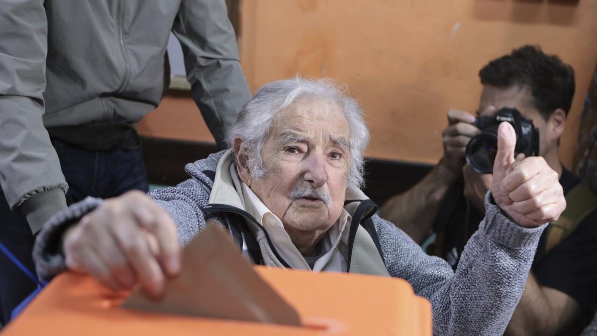 Fotografía de archivo de octubre de 2024 del expresidente de Uruguay José Mujica votando en las elecciones de Uruguay.