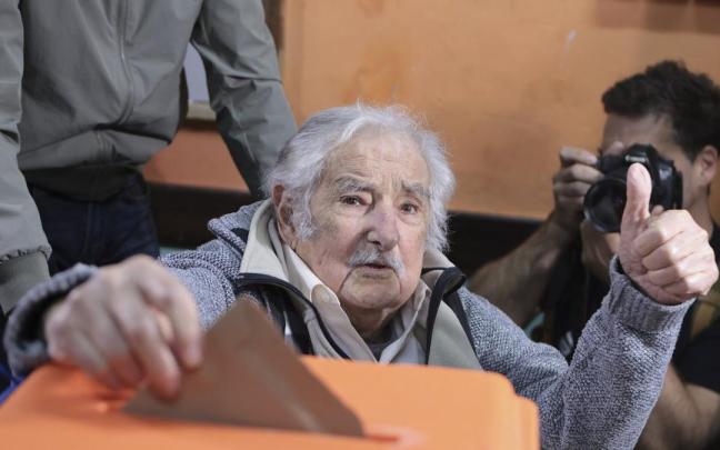 Fotografía de archivo de octubre de 2024 del expresidente de Uruguay José Mujica votando en las elecciones de Uruguay. / EFE Fotografía de archivo de octubre de 2024 del expresidente de Uruguay José Mujica votando en las elecciones de Uruguay.
