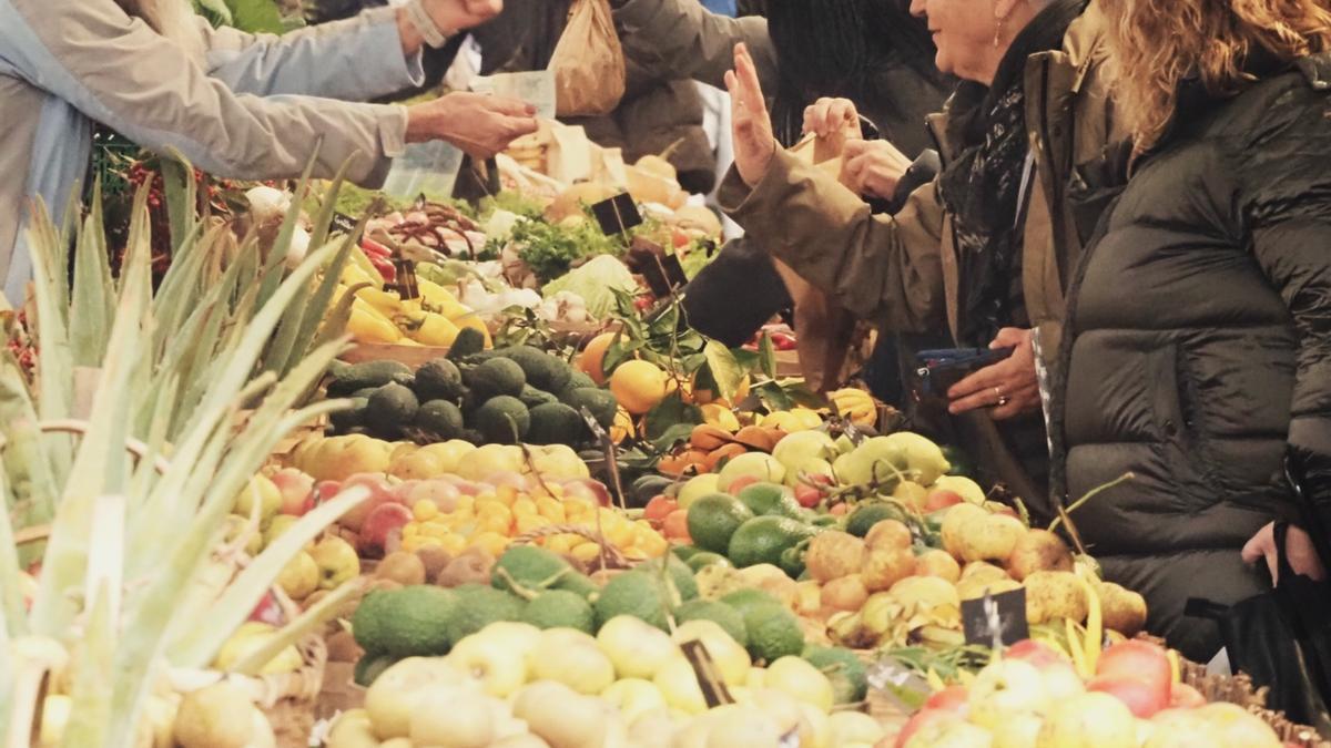 El programa Azokatik Mahaira apuesta también por poner en valor el producto local y de temporada.
