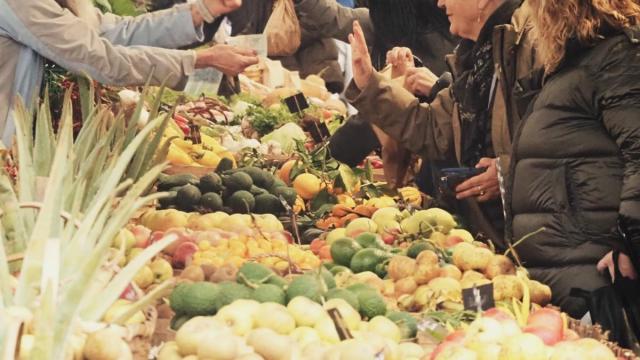 El programa Azokatik Mahaira apuesta también por poner en valor el producto local y de temporada.