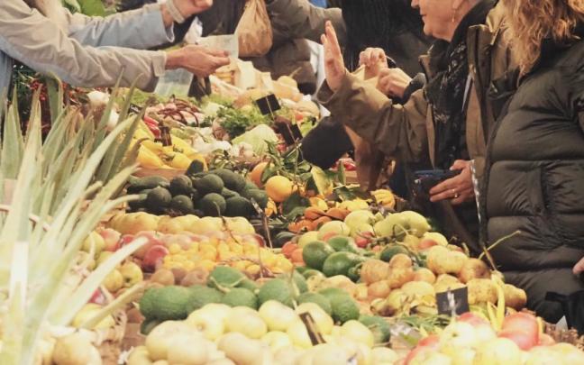 El programa Azokatik Mahaira apuesta también por poner en valor el producto local y de temporada.