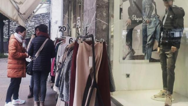 Algunos comercios sacarán los productos en oferta al exterior para captar el interés de los clientes.