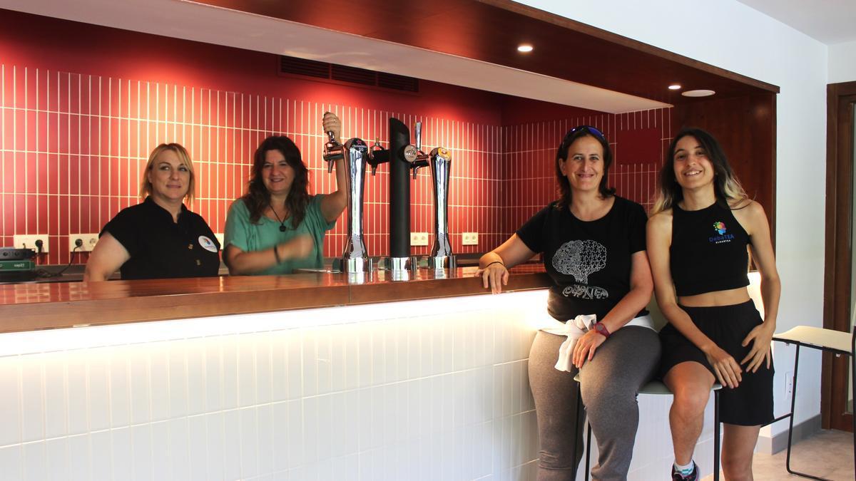 Oihane Llinares, Deiane Madinabeitia, Izaskun Díaz de Gereñu y Maider Triviño, esta semana en la barra de Uretz taberna.