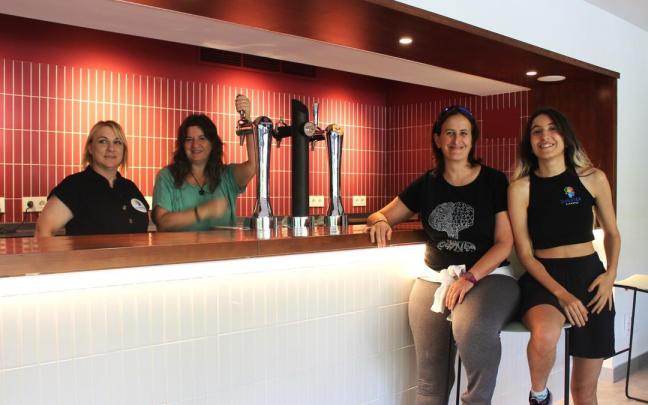 Oihane Llinares, Deiane Madinabeitia, Izaskun Díaz de Gereñu y Maider Triviño, esta semana en la barra de Uretz taberna.