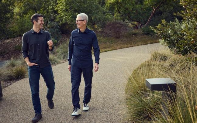El nuevo CEO de Apple, John Ternus, junto a Tim Cook.
