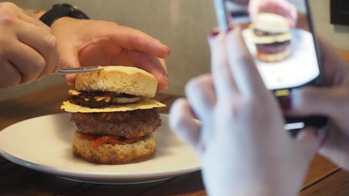 La hamburguesa Izarraitzpe está ya a disposición de quien la quiera probar en Da Taberna, en principio a lo largo de las cuatro próximas semanas.