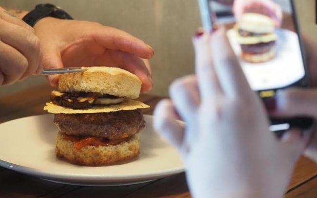 La hamburguesa Izarraitzpe está ya a disposición de quien la quiera probar en Da Taberna, en principio a lo largo de las cuatro próximas semanas. / Aitor La hamburguesa Izarraitzpe está ya a disposición de quien la quiera probar en Da Taberna, en principio a lo largo de las cuatro próximas semanas.