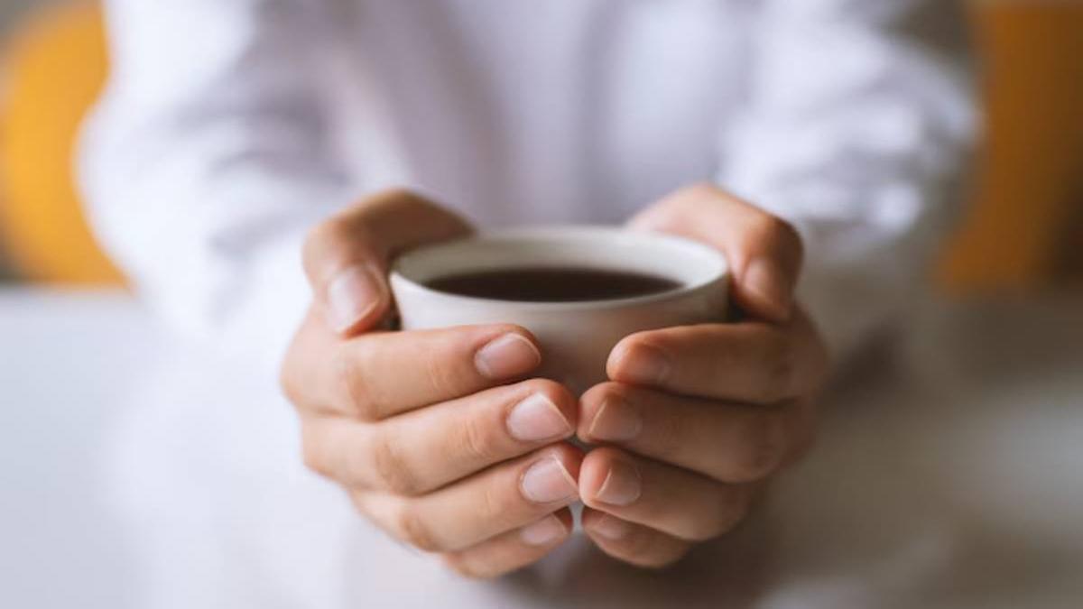 Aunque el café puede formar parte de una dieta equilibrada, superar ciertas cantidades o depender de él para rendir a lo largo del día puede ser una señal de alerta