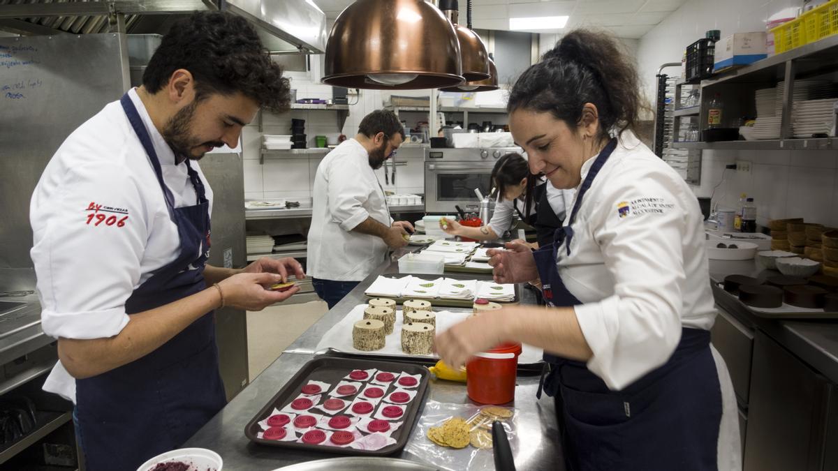 Cocina a seis manos.