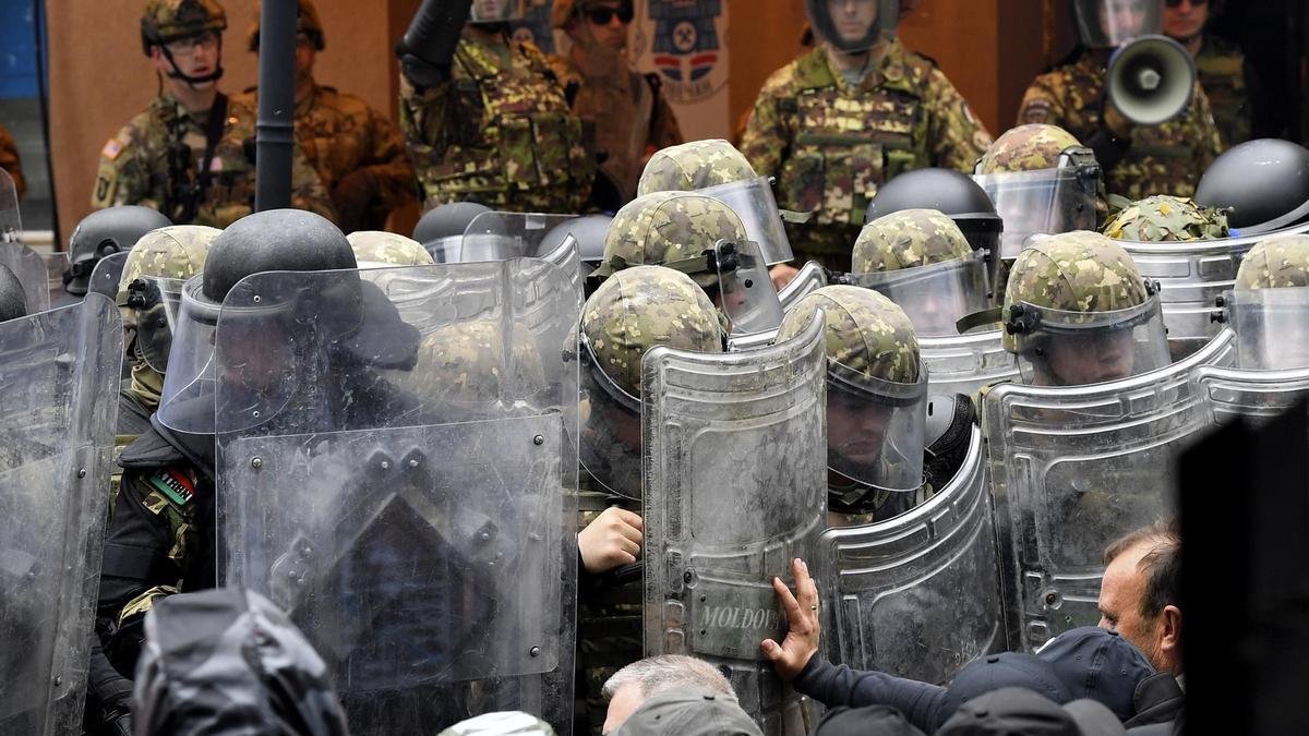 Enfrentamiento entre los manifestantes y la KFOR en Zvecan (Kosovo).