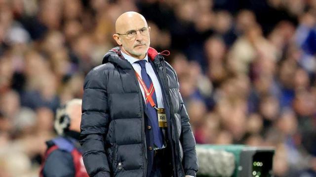 El seleccionador Luis de la Fuente, con gesto serio durante el encuentro en Hampden Park El seleccionador Luis de la Fuente, con gesto serio durante el encuentro en Hampden Park