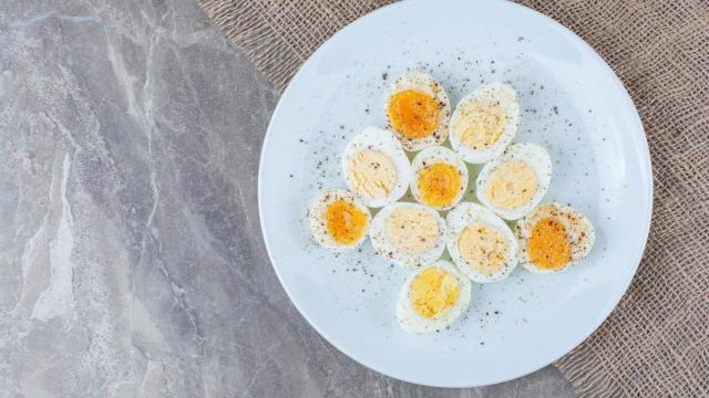 Un plato de huevos cocidos con distintos tiempos.