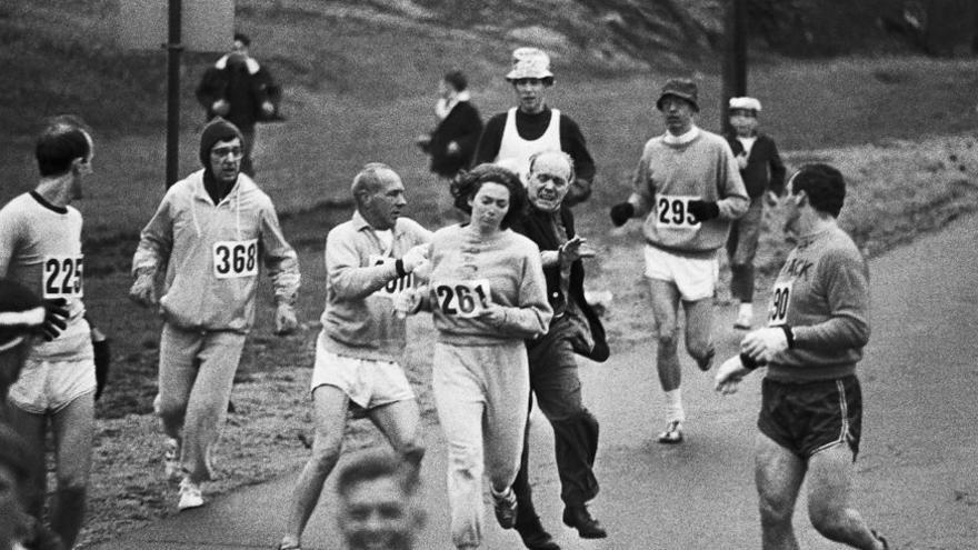 La mítica imagen del forcejeo entre Kathrine Switzer y operarios de la Maratón de Boston