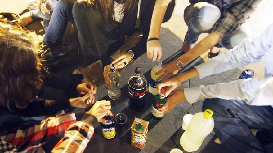 Jóvenes haciendo botellón