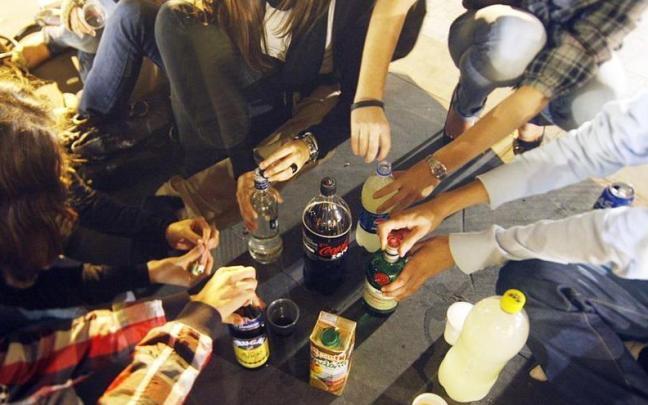 Jóvenes haciendo botellón / Iker Azurmendi Jóvenes haciendo botellón