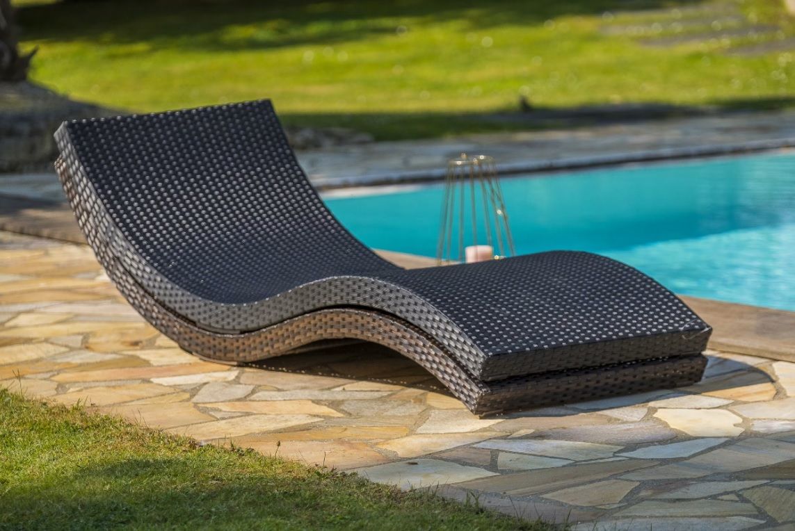 Original tumbona de resina apilable en color negro.