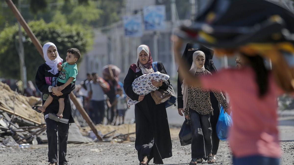 Varias mujeres abandonan Gaza junto a sus hijos para huir de los ataques de Israel.