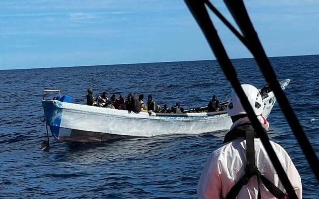 La Salvamar Macondo rescata una patera