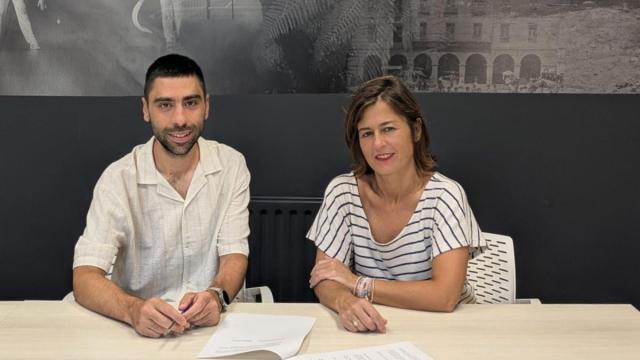 Mikel Ugarte, miembro del Consejo Rector de azpeitiaKoop, y Nagore Alkorta, alcaldesa de Azpeitia, rubricaron el acuerdo.