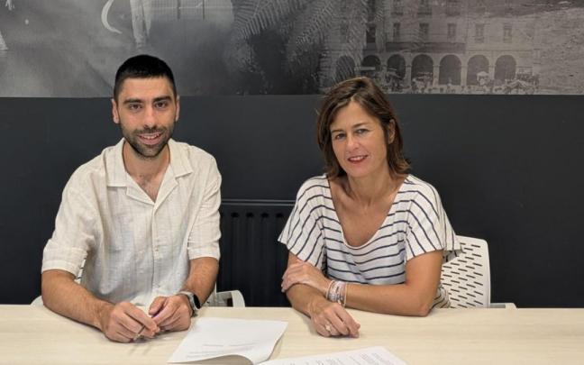 Mikel Ugarte, miembro del Consejo Rector de azpeitiaKoop, y Nagore Alkorta, alcaldesa de Azpeitia, rubricaron el acuerdo.