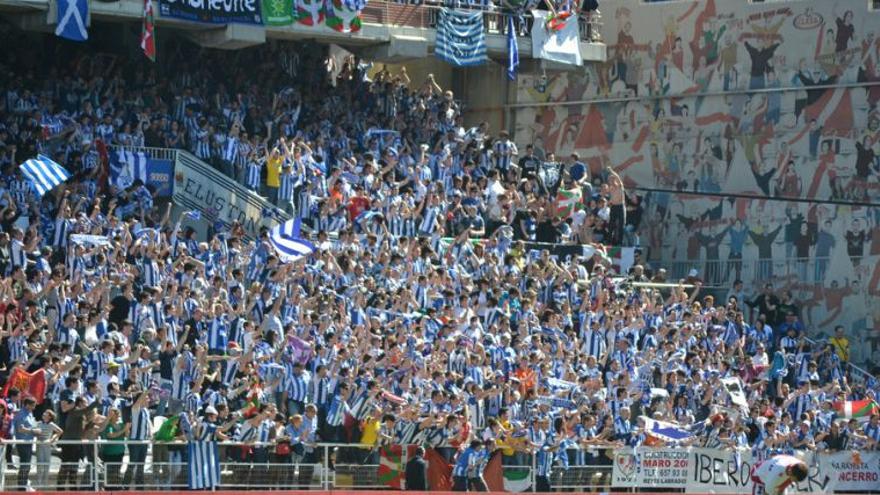 La afición de la Real Sociedad, en un desplazamiento a Vallecas. / N.G.