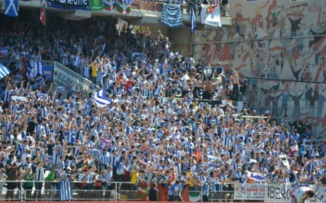 La afición de la Real Sociedad, en un desplazamiento a Vallecas. / N.G.
