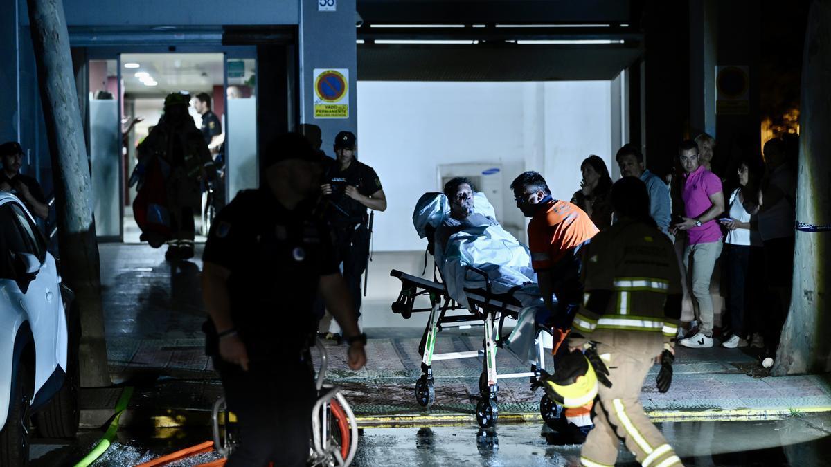 Varios servicios de emergencias trabajan en el exterior de la residencia