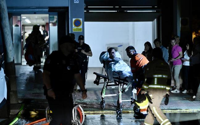 Varios servicios de emergencias trabajan en el exterior de la residencia