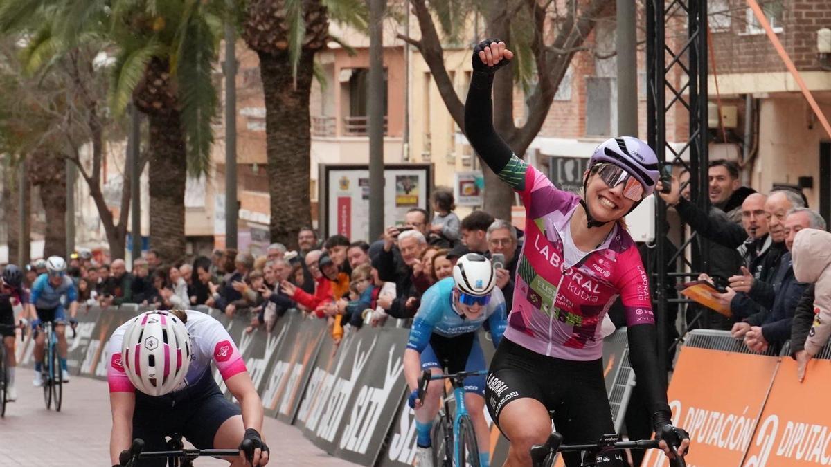 Arianna Fidanza celebra la victoria en la Pionera Race.
