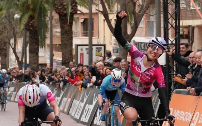 Arianna Fidanza celebra la victoria en la Pionera Race.