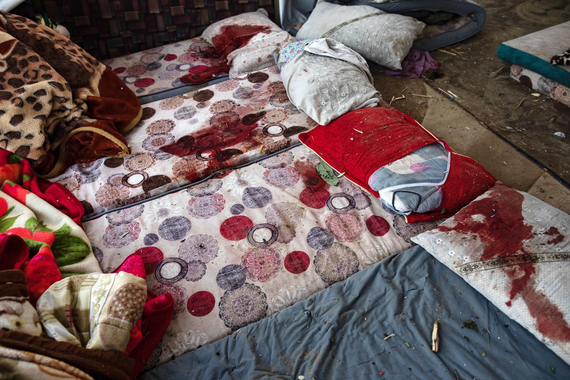 Camas manchadas de sangre tras el ataque israelí sobre la zona humanitaria de Al Mawasi, en la Franja de Gaza.