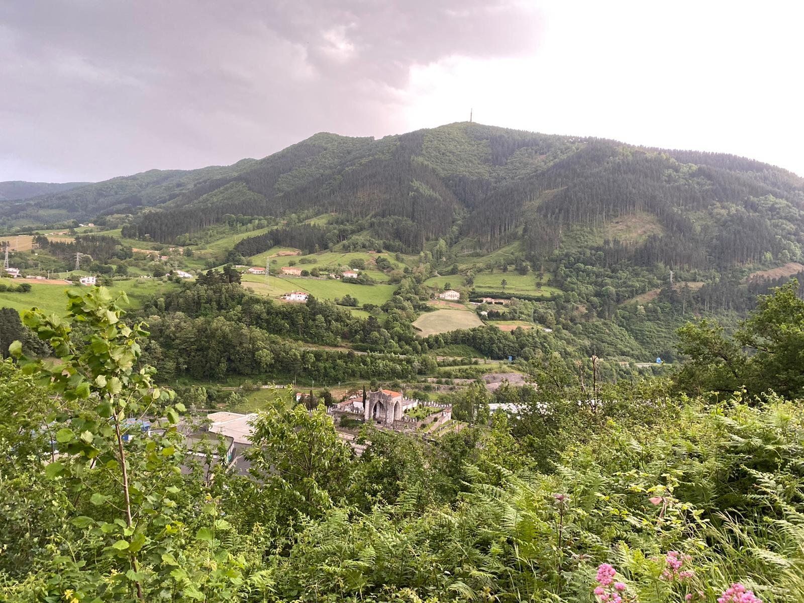 Vista del cordal montañoso de Karakate.