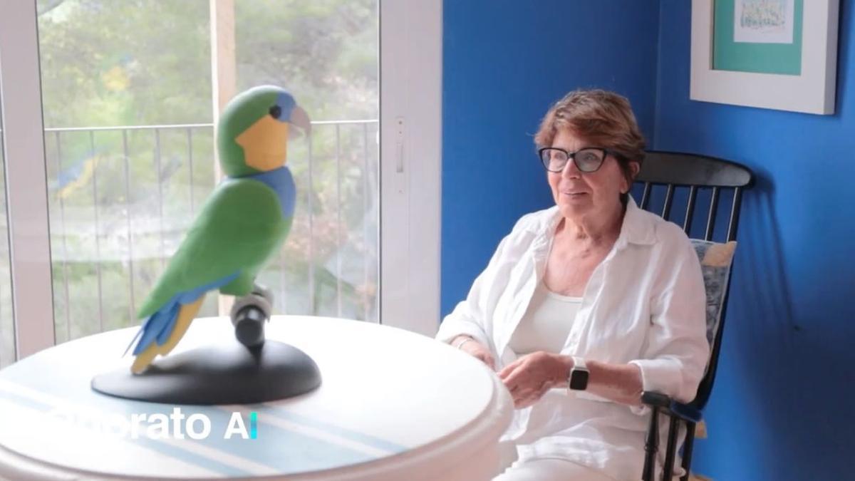 El loro interactúa con una persona mayor.