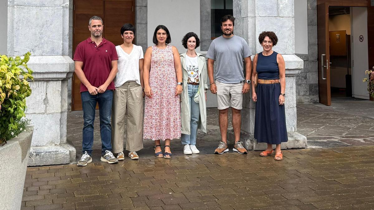 Firmantes del acuerdo entre el Ayuntamiento de Elgoibar y la farmacias de la localidad.