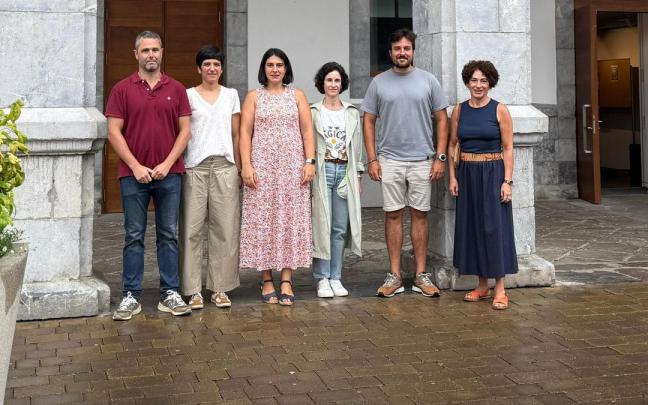 Firmantes del acuerdo entre el Ayuntamiento de Elgoibar y la farmacias de la localidad.