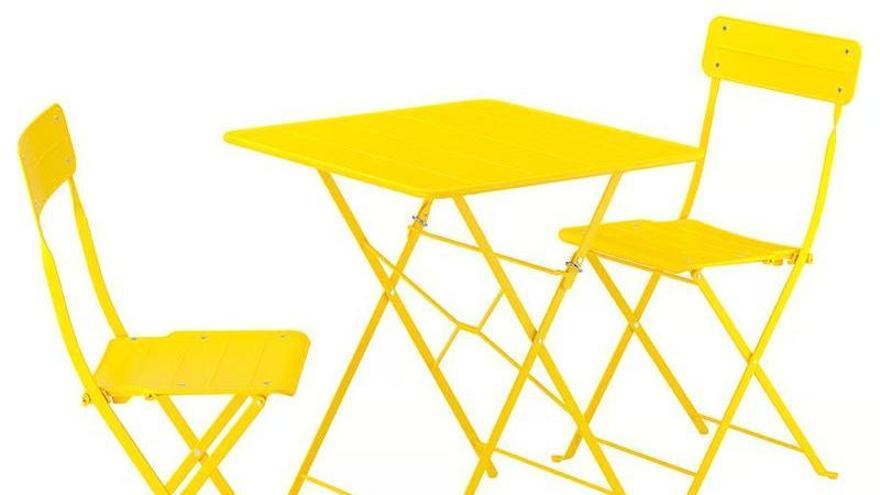 Otra imagen del conjunto de exterior Sundso de Ikea, con una mesa y dos sillas plegables